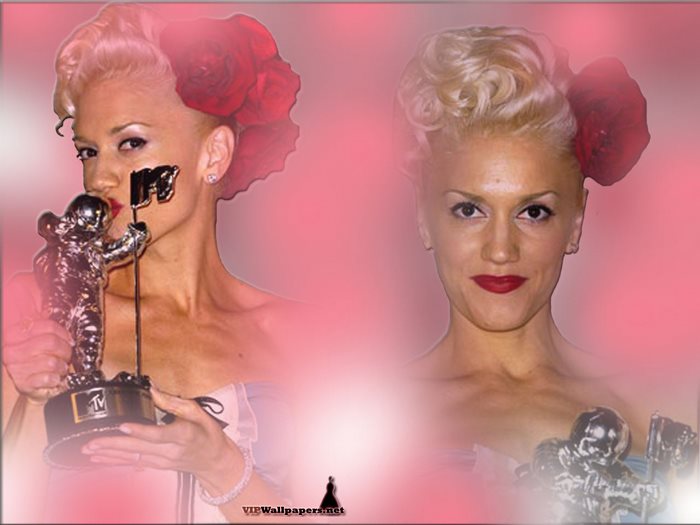 Gwen Stefani holding MTV award