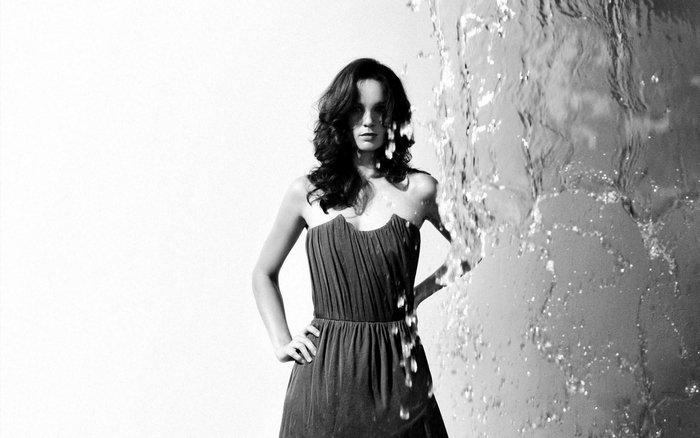 Sarah Wayne Callies in a strapless dress with water splash