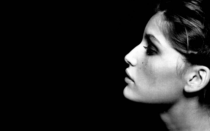 Laetitia Casta crying