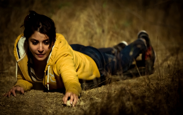 Anushka Sharma lying on the ground