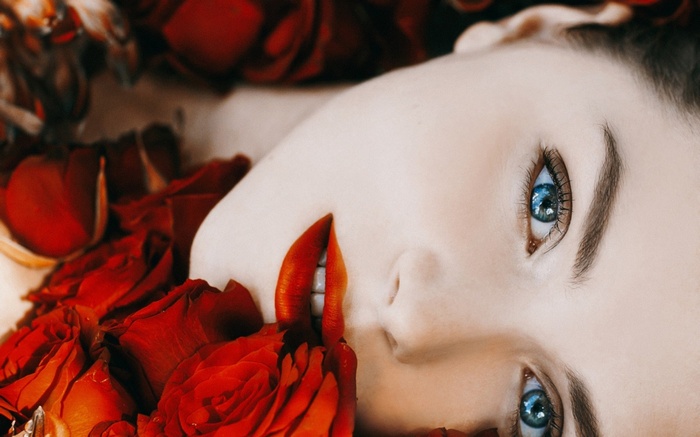 Woman with blue eyes and red roses