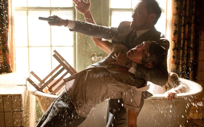 Cillian Murphy in a bathtub fight scene