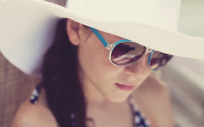 Girl in a hat and sunglasses