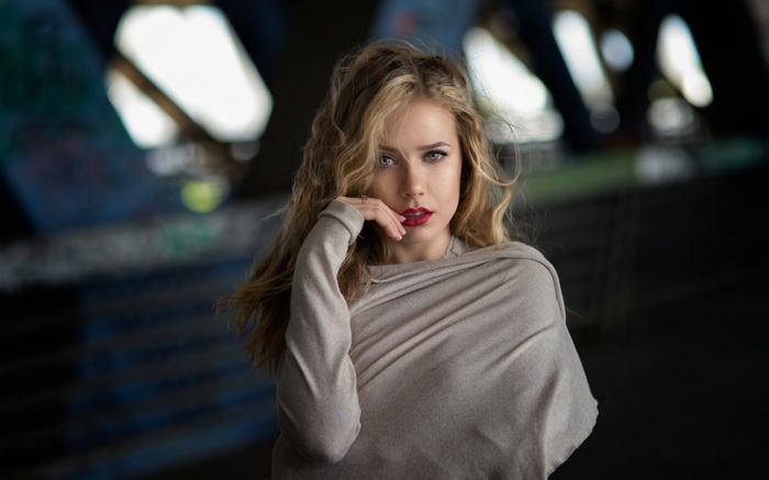Woman with blonde hair and red lipstick