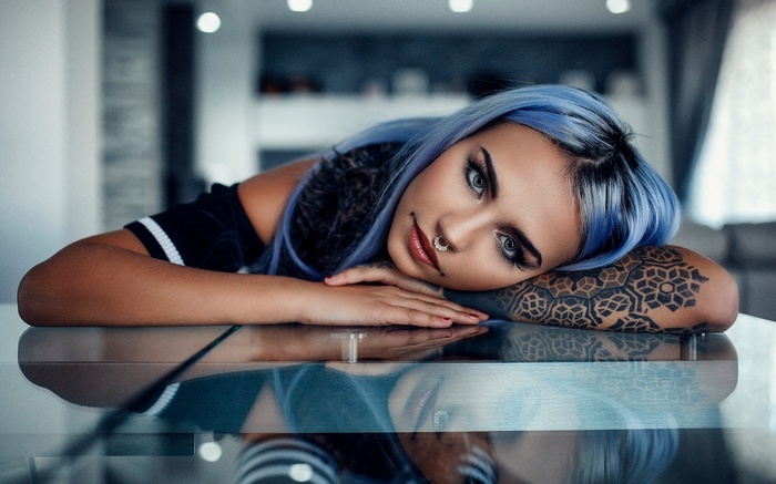 Woman with blue hair and tattoos