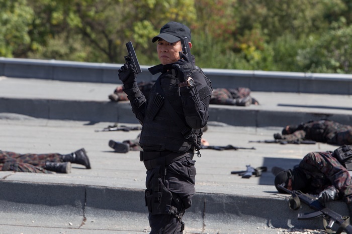 Jet Li in tactical gear holding two pistols