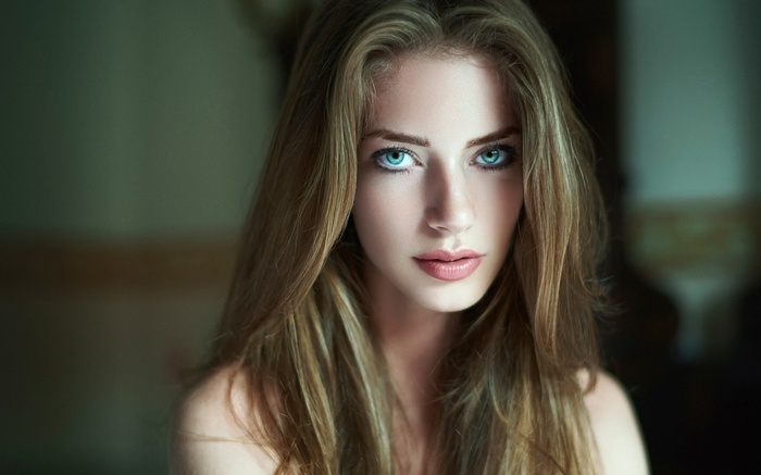 Woman with blue eyes and blonde hair