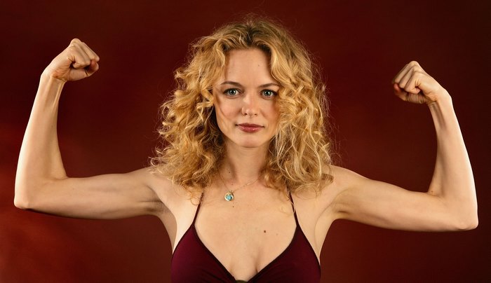 Heather Graham flexing her arms