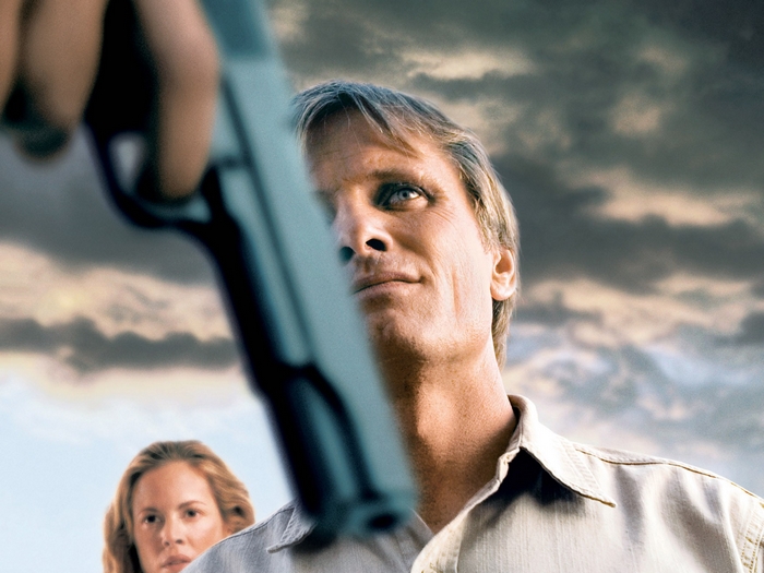 Viggo Mortensen with a gun pointed at him