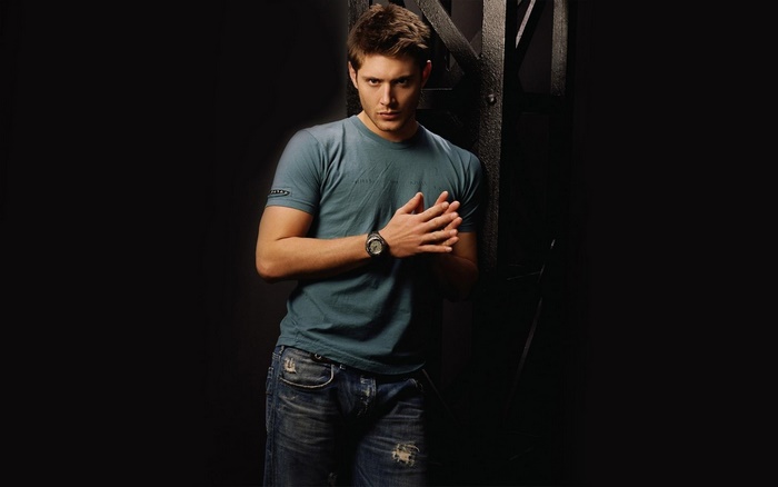 Jensen Ackles in a blue t-shirt and jeans