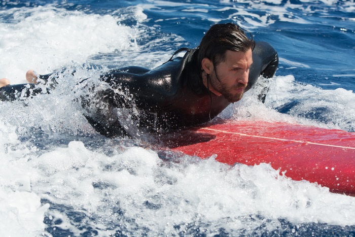 Edgar Ramírez surfing