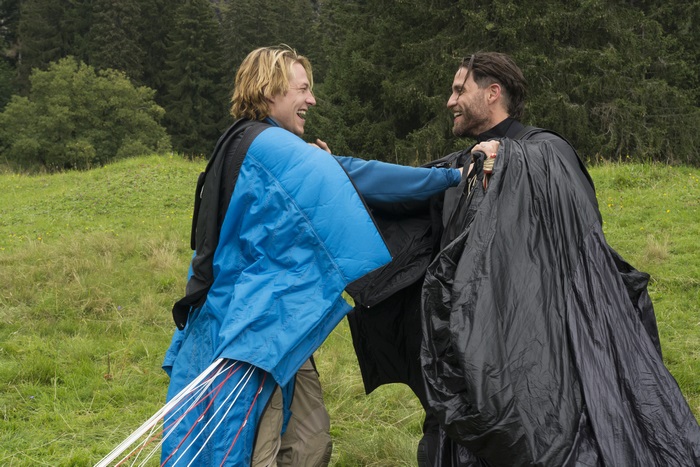 Edgar Ramírez with a paraglider