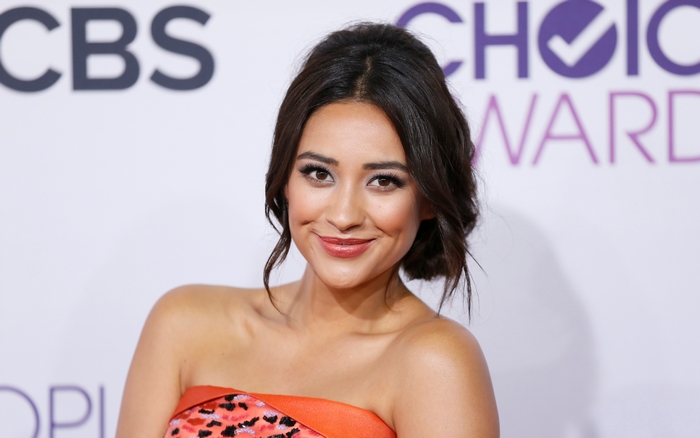 Shay Mitchell at People's Choice Awards