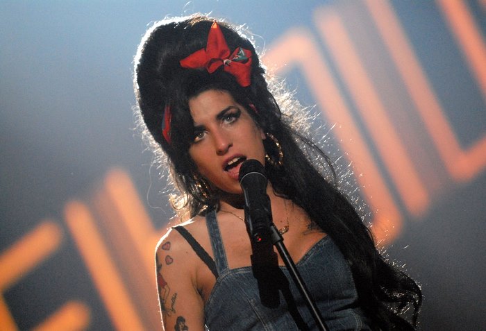 Amy Winehouse performing