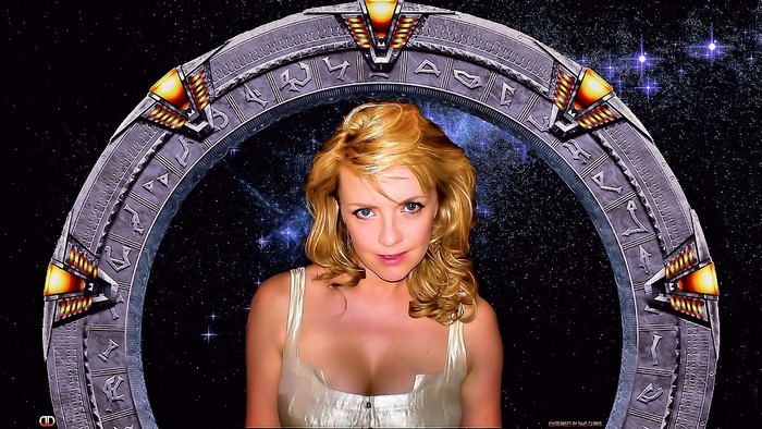 Amanda Tapping in front of a Stargate