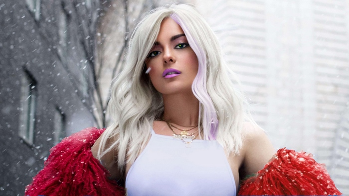 Bebe Rexha in winter city