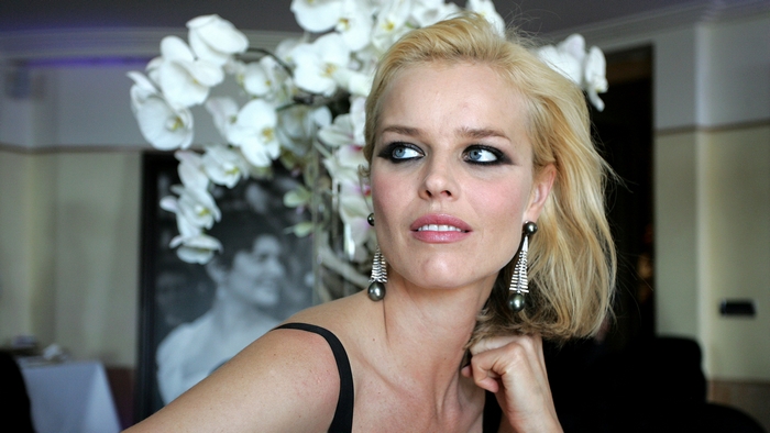 Eva Herzigová with white orchids