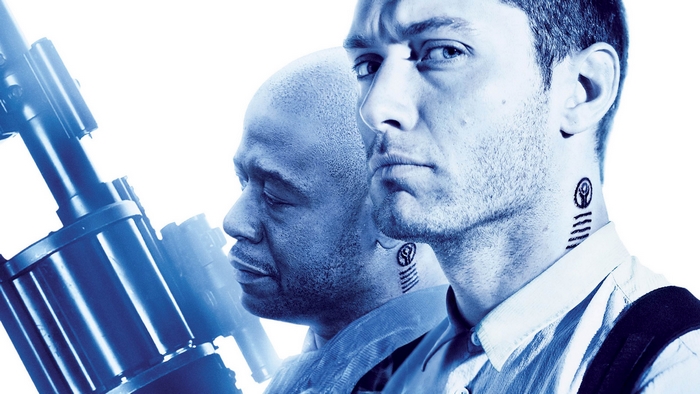 Forest Whitaker and Jude Law with a gun