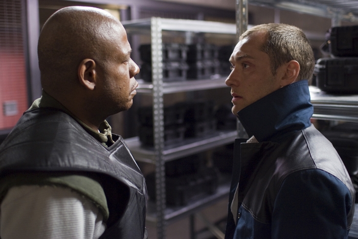 Forest Whitaker and Jude Law in a warehouse