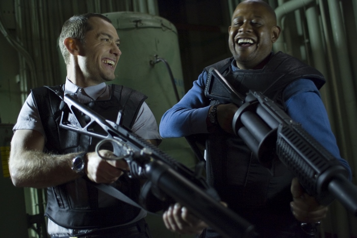 Forest Whitaker and Jude Law with guns