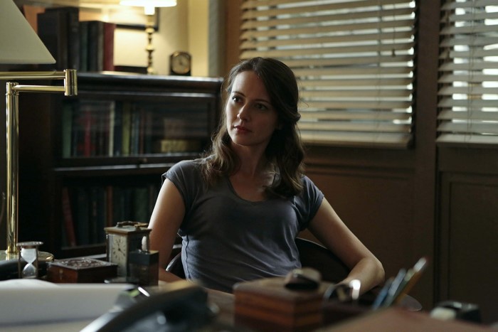 Amy Acker in an office