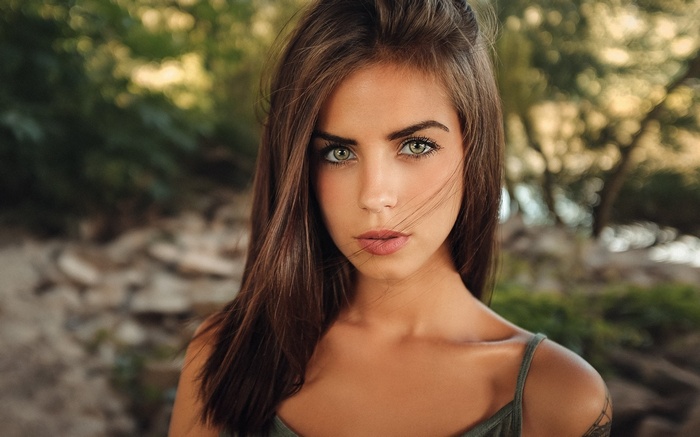 Woman with green eyes and brown hair