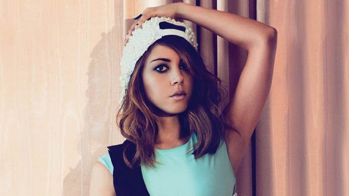 Aubrey Plaza wearing a white hat