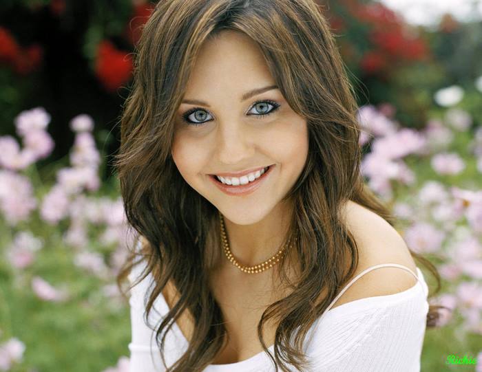 Amanda Bynes smiling in a garden