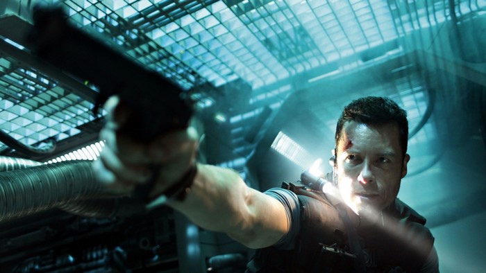 Guy Pearce holding a gun