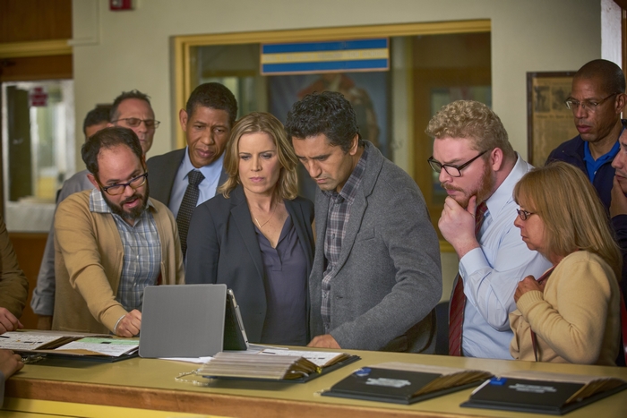 Kim Dickens and cast looking at a tablet