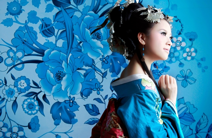 Leah Dizon in traditional Japanese attire