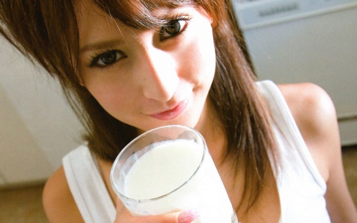 Leah Dizon holding a glass of milk