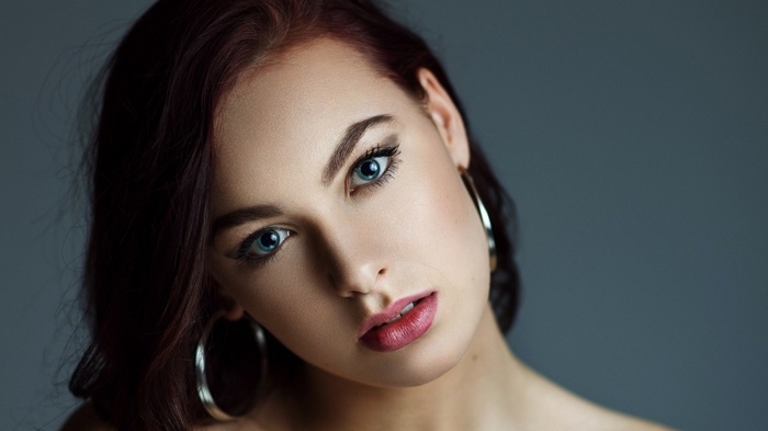 Woman with blue eyes and hoop earrings