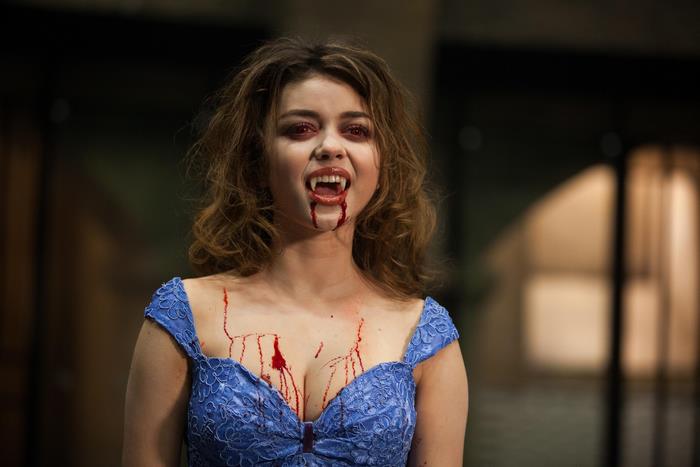 Sarah Hyland as a vampire