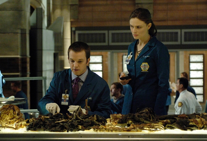 Zack Addy and Temperance Brennan examining remains