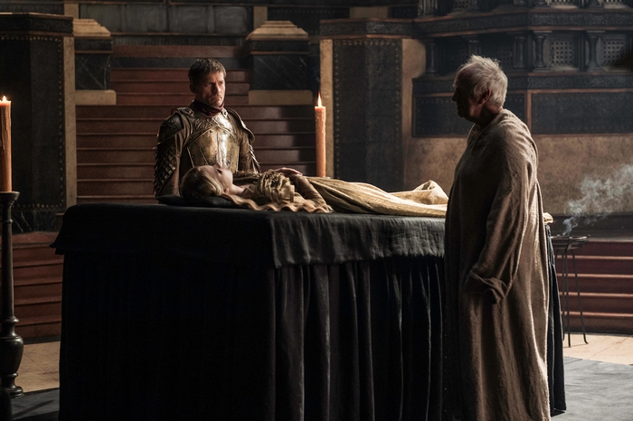 Jonathan Pryce and Nikolaj Coster-Waldau with a body