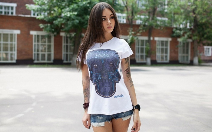 Woman wearing a t-shirt with a skull print