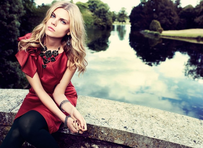 Maryna Linchuk sitting on a bridge
