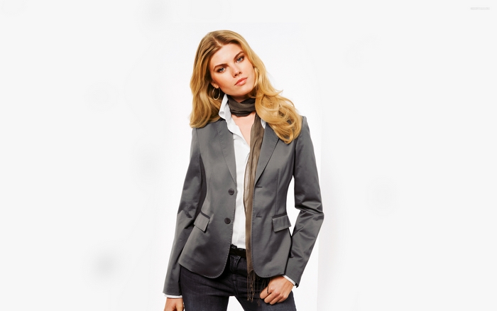 Maryna Linchuk in a gray blazer and jeans