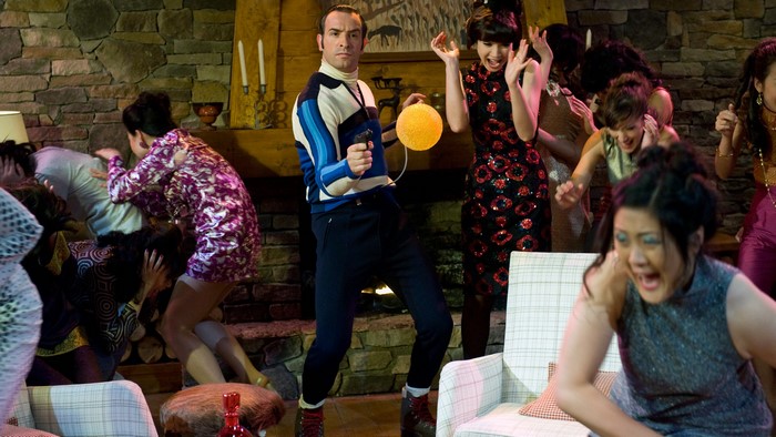 Jean Dujardin in a party scene