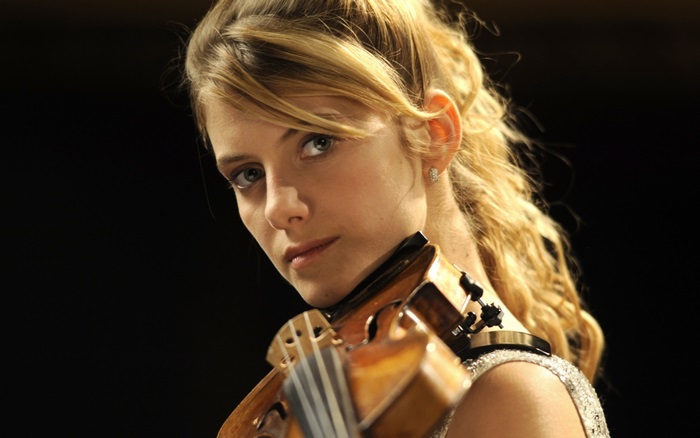 Mélanie Laurent with a violin