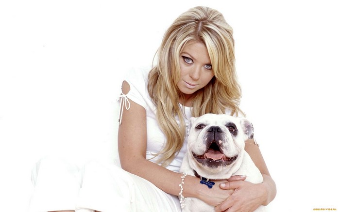 Tara Reid with a bulldog