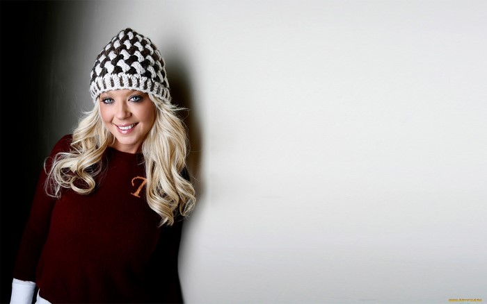 Tara Reid wearing a beanie
