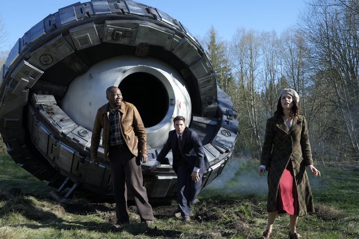 Abigail Spencer and two men near a crashed UFO