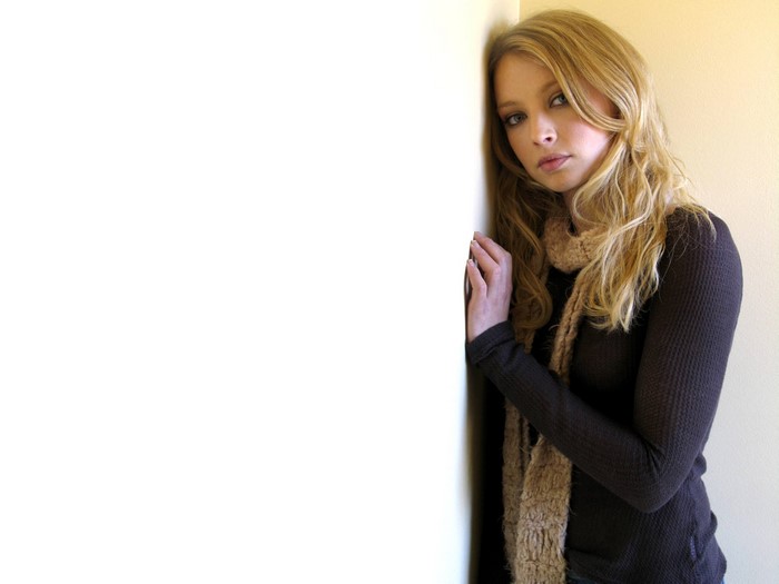 Elisabeth Harnois leaning against a wall