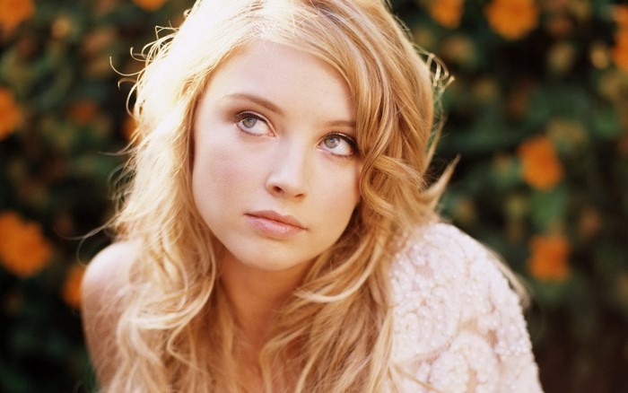 Elisabeth Harnois looking up
