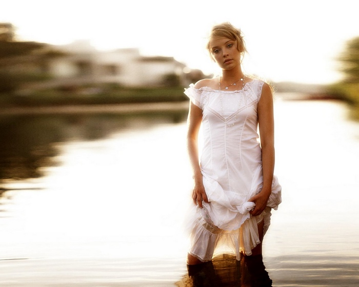 Elisabeth Harnois in water