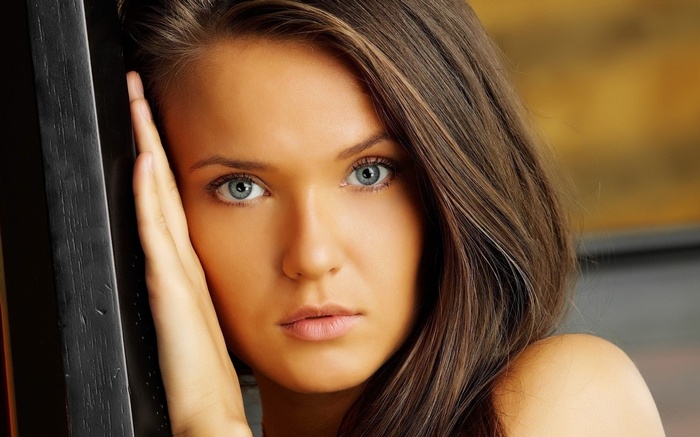 Woman with blue eyes and brown hair