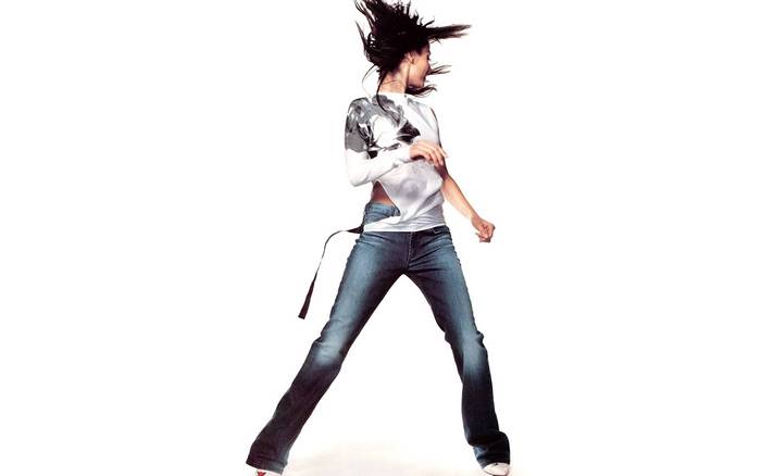 Natalie Imbruglia jumping