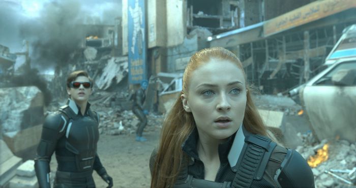 Jean Grey and Cyclops in a destroyed city